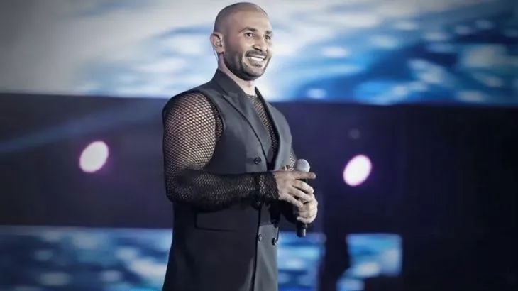 أحمد سعد يثير الجدل بقميص شفاف في السعودية 2023