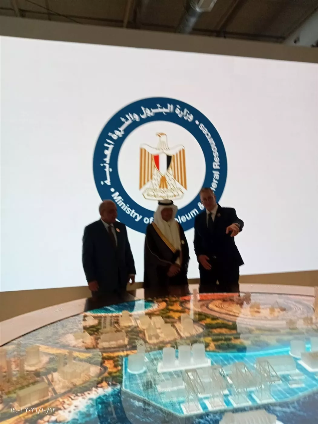 وزيرا البترول والكهرباء ووزير الطاقه السعودى داخل الجناح المصرى