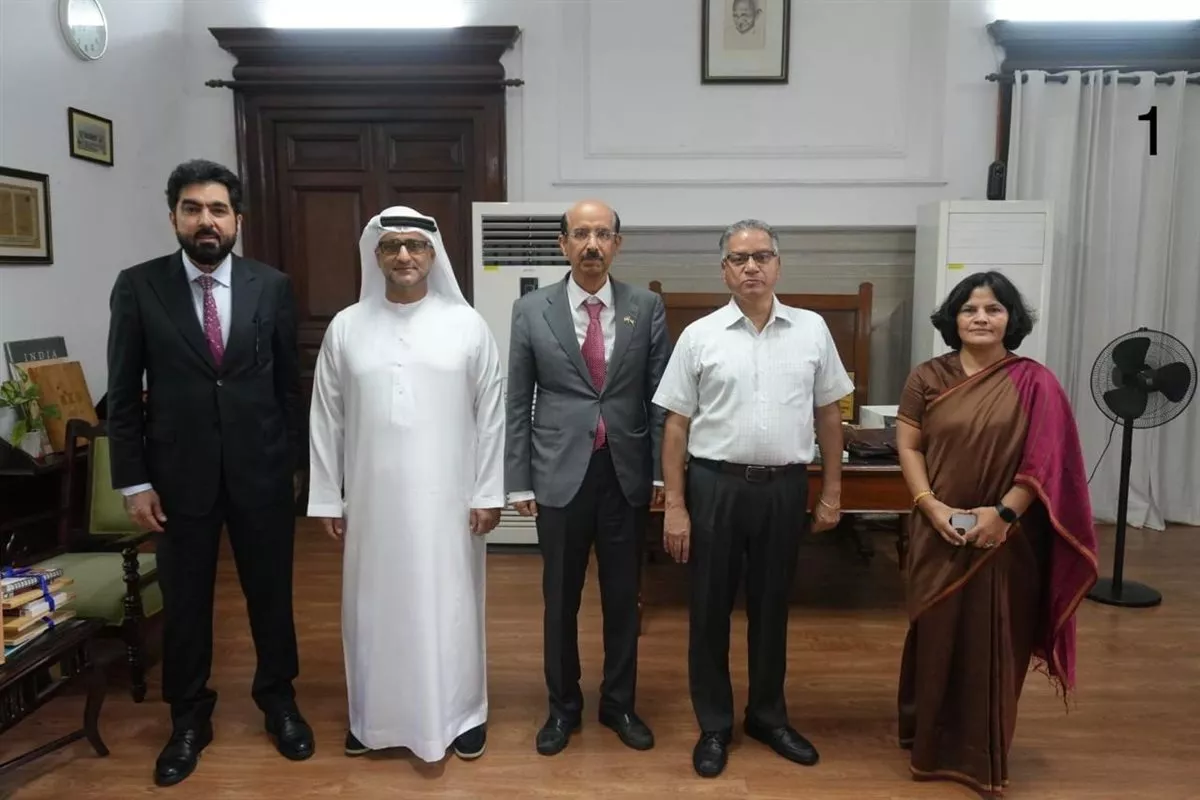 مدير الأرشيف الوطني الهندي مستقبلاً وفد الأرشيف والمكتبة الوطنية