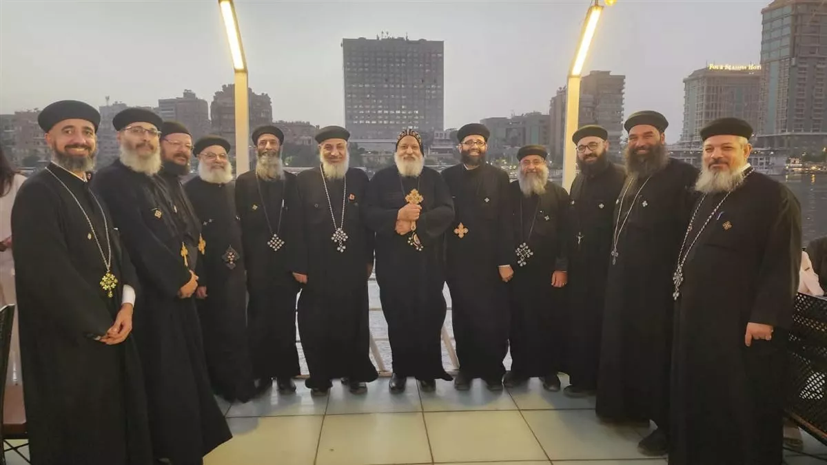 الأنبا ميخائيل وكهنة إيبارشية حلوان