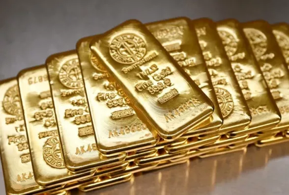 الذهب يلتقط أنفاسه مع تراجع الدولار.. ومخاوف الفائدة تهدد مكاسبه
