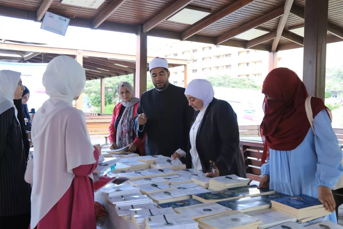 أمين البحوث الإسلامية يتفقد معرِض الكتاب الدائم للمطبوعات في جامعة الأزهر