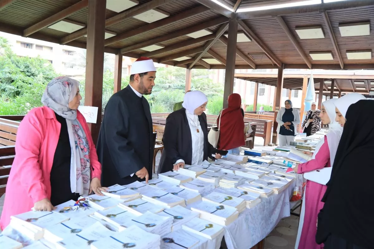 أمين البحوث الإسلامية يتفقد معرِض الكتاب الدائم للمطبوعات في جامعة الأزهر
