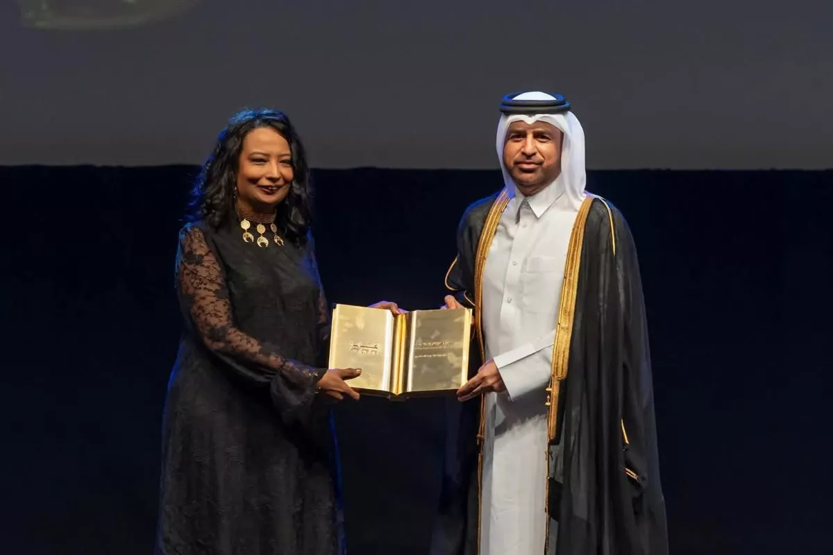 سمر نور أثناء تسلمها الجائزة