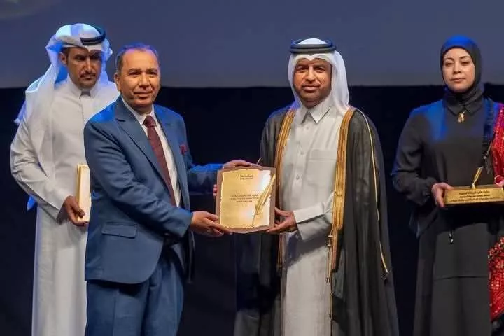 هاني القط أثناء تسلمه الجائزة