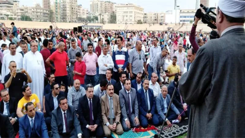 بالصور .. محافظ البحيرة يؤدي صلاة العيد باستاد دمنهور