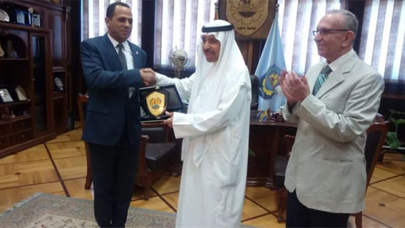 جامعه دمنهور تكرم الشاعر الكويتي عبدالعزيز البابطين