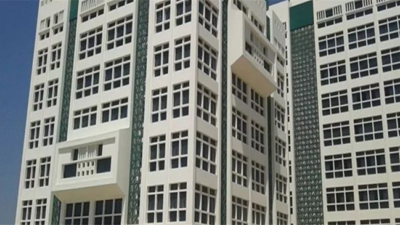 رئيس جامعة دمنهور يهدى درع الجامعة لصناع الخير