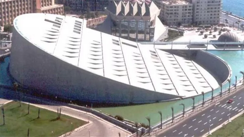 المرأة ومعاناتها بمكتبة الإسكندرية