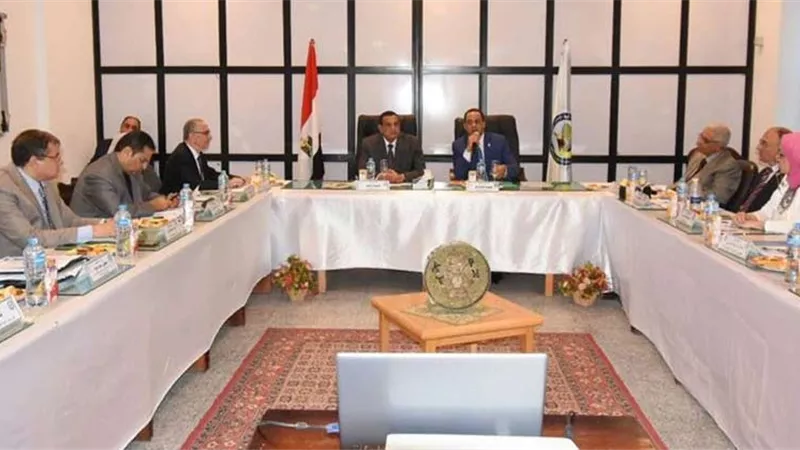 محافظ البحيرة يجتمع مع هيئة جامعة دمنهور