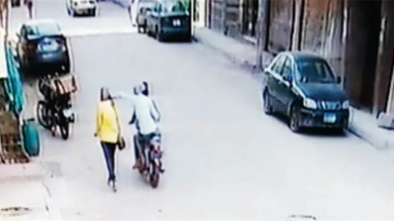 سما.. طاردت لصين واستعادت حقيبتها والمارة اكتفوا بمتابعة الأكشن