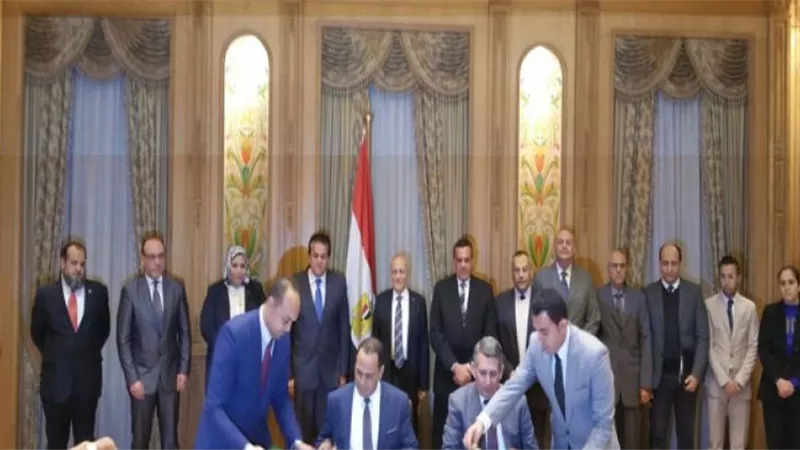 توقيع عقد لإنشاء مستشفى وكلية طب في جامعة دمنهور