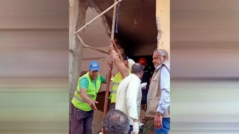 لجنة هندسية لمعاينة المنازل المجاورة لـ العقار المنهار جزئيا بسبب إنفجار ماسورة غاز