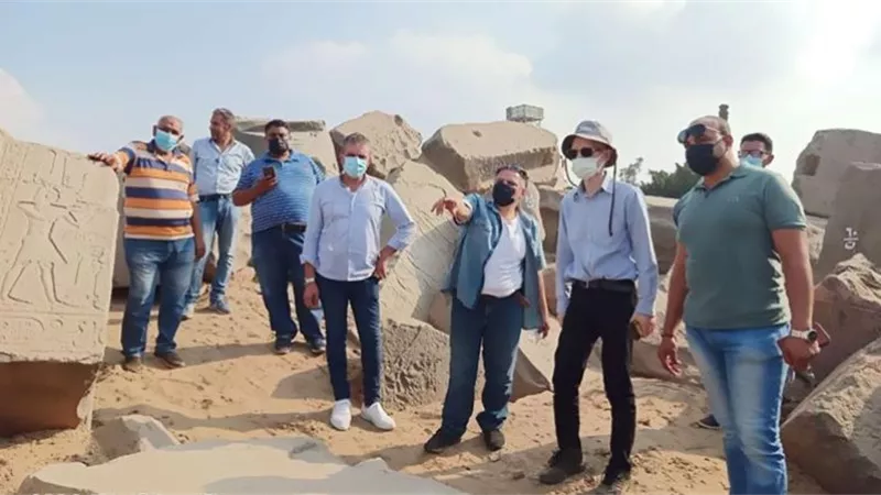 صورة| السفير الأمريكي يزور معبد ايزيس بالغربية