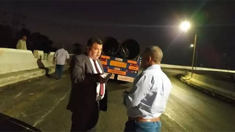 إعادة فتح محور عدلي منصور رفع ماسورتين سقطا من سيارة نقل ببني سويف