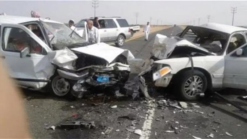 الدفع بسيارات إغاثة وأوناش لرفع حطام حادث طريق أسيوط الغربي