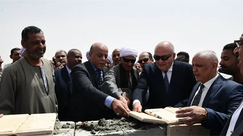 محافظ قنا يضع حجر أساس مشروع الصرف الصحى المتكامل بقرية الأشراف القبلية