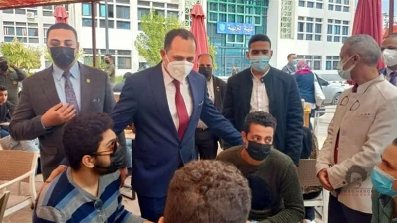 رئيس جامعة دمنهور يتفقد سير العملية التعليمية ويحاور الطلاب
