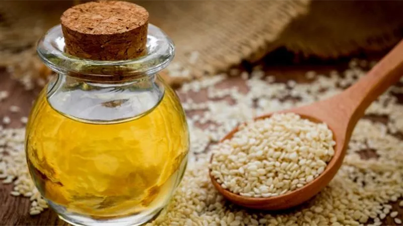 بجانب الطهي.. فوائد زيت السمسم في العناية بالبشرة