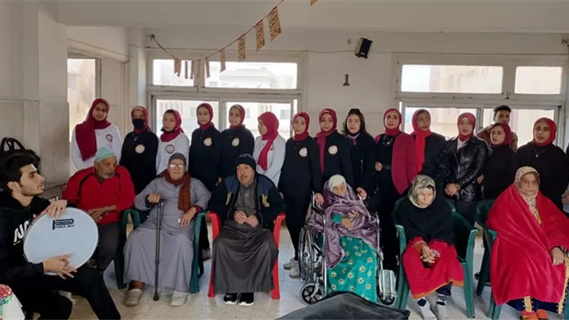 جامعة دمنهور تنظم قافلة فنية لدار المسنين