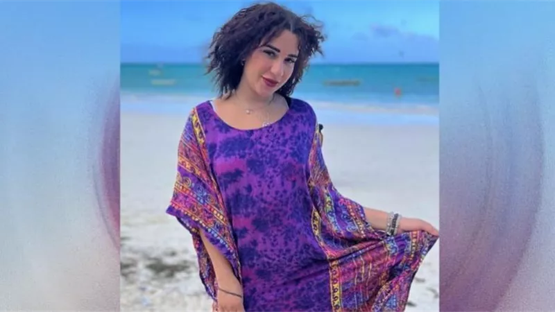 بفستان مبهج اسما شريف منير تستجم في دهب