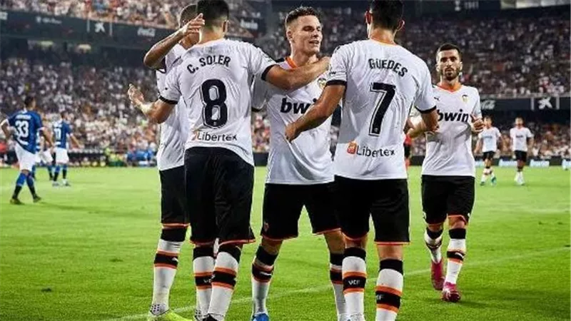 فالنسيا يدرس التعاقد مع مدرب منتخب مصر السابق