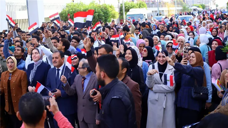 مسيرة وطنية لجامعة دمنهور إلي اللجان الإنتخابية