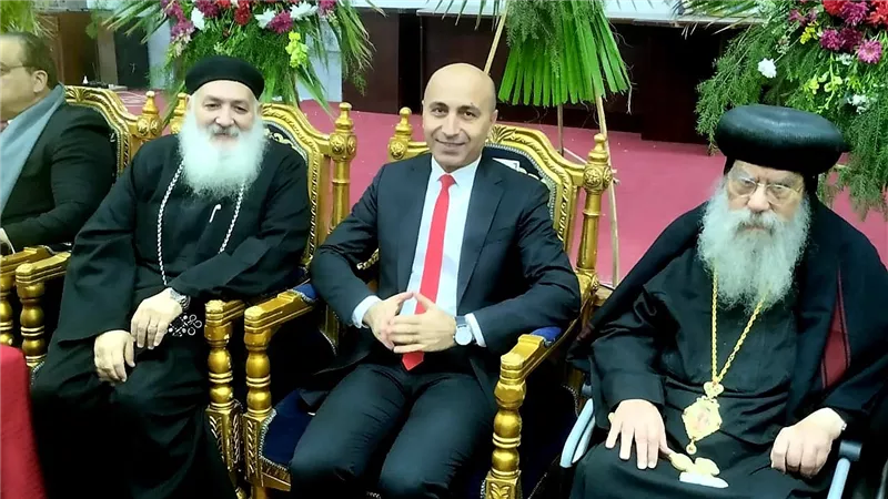 رئيس جامعة دمنهور يقدم التهنئة للأنبا باخوميوس بعيد الميلاد المجيد 