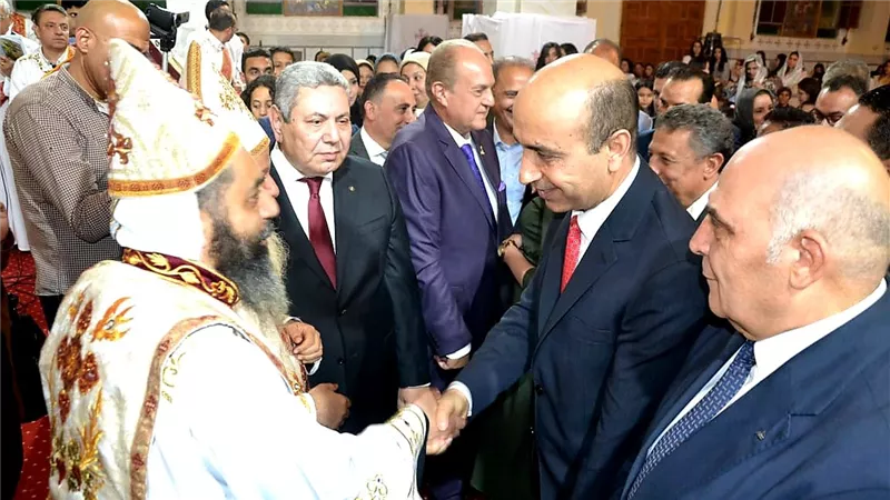 رئيس جامعة دمنهور يشهد قداس عيد القيامة
