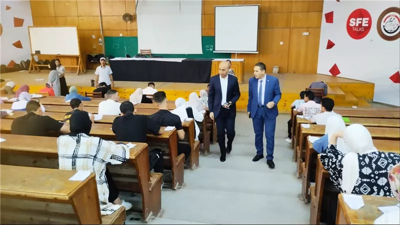 رئيس جامعة دمنهور يتفقد الامتحانات المسائية