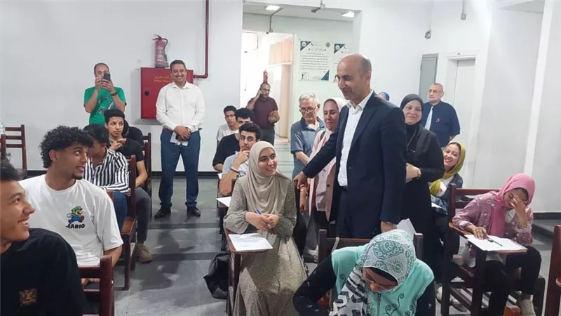 رئيس جامعة دمنهور يتابع سير الإمتحان بكليتي التربية والآداب