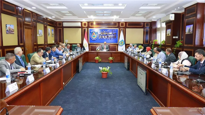 مجلس جامعة دمنهور يستعرض الإستعدادات للعام الجديد 