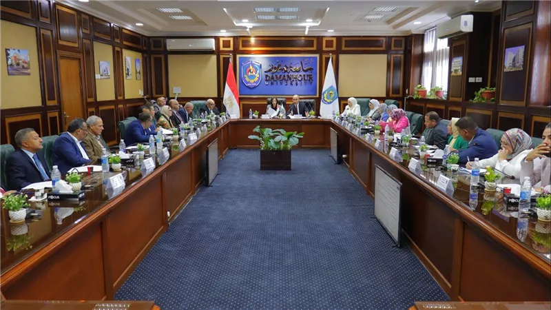 مجلس جامعة دمنهور يعتمد الدرحات العلمية للباحثين 