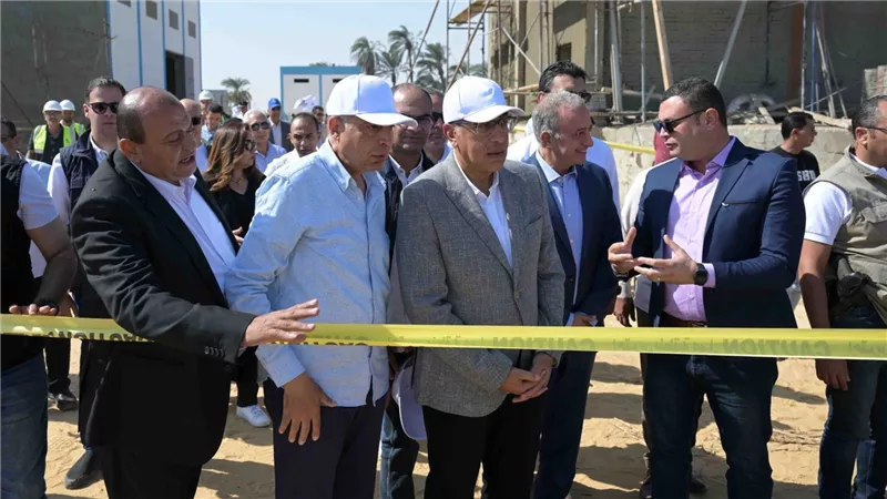 رئيس الوزراء يتفقد محطة مياه 