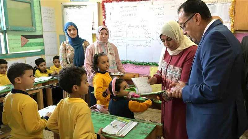 رئيس الوزراء يتابع انتظام سير الدراسة بمدرسة 