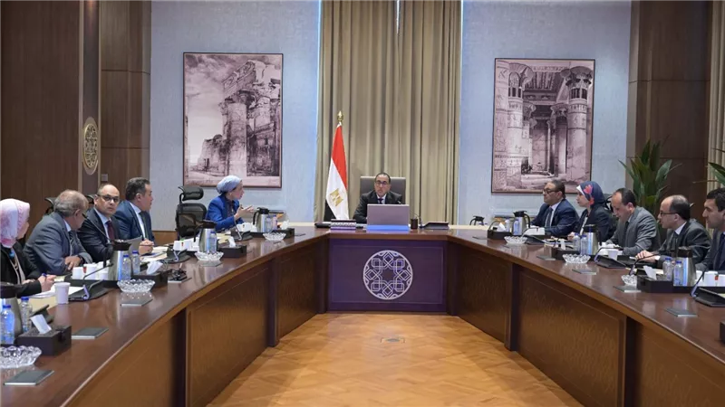 رئيس الوزراء يستعرض موقف إعلان 