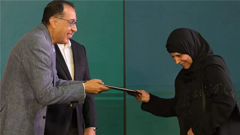مدبولي يسلم عددًا من عقود الوحدات السكنية للمستفيدين بمشروع داره بالسويس