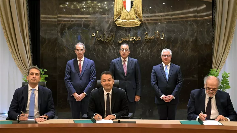 رئيس الوزراء يشهد توقيع عقد حق انتفاع بالأرض لإنشاء مركز 