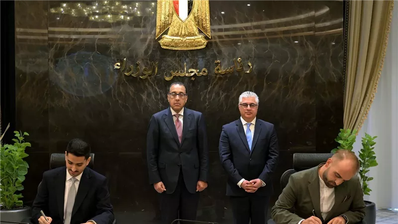 توقيع عقد مشروع بين 