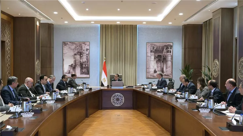 رئيس الوزراء يُتابع  مبادرة تحويل السيارات للعمل بالغاز الطبيعي 