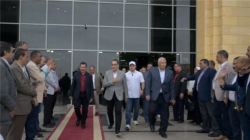 رئيس الوزراء يتفقد جامعة الوادي الجديد