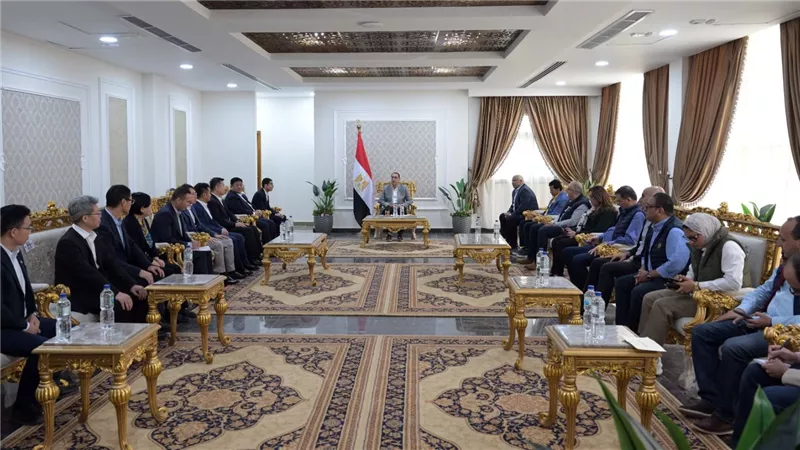 مدبولي يلتقي وفدًا من مؤسسة رجال الأعمال المصريين الصينيين
