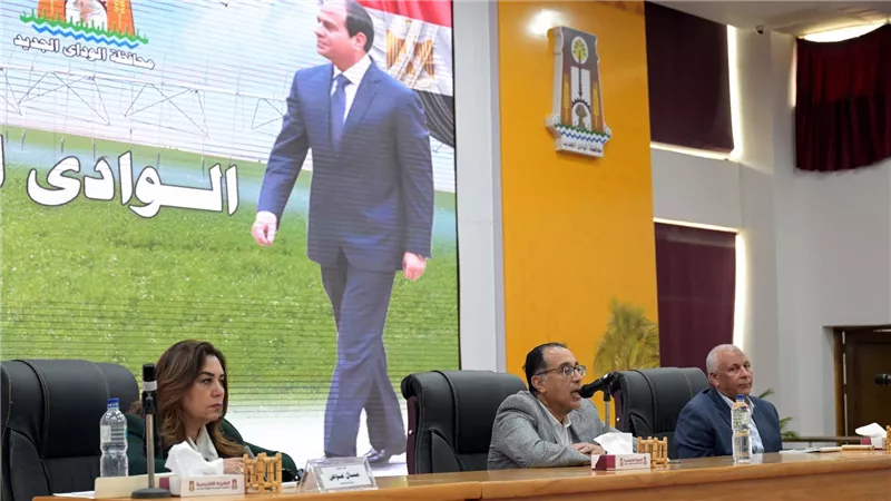 رئيس الوزراء يعقد لقاءً جماهيريًا مع نواب البرلمان والعمداء والمشايخ بالوادي الجديد