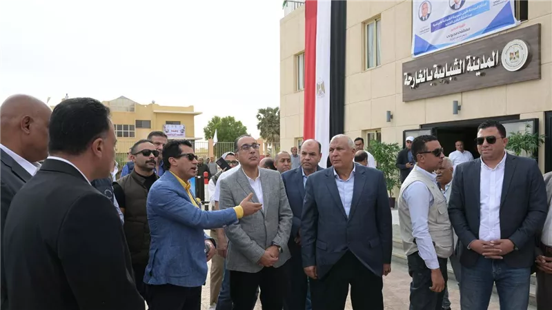 مدبولي يتفقد مدرسة نجيب محفوظ الثانوية بنات والمدينة الشبابية بالخارجة