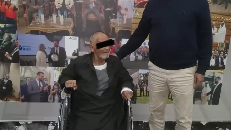 إنقاذ مُسن بلا مأوى ونقله لإحدى دور الرعاية الاجتماعية بعد تلقيه العلاج