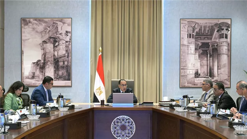 رئيس الوزراء يتابع موقف تطوير أرض مطار إمبابة