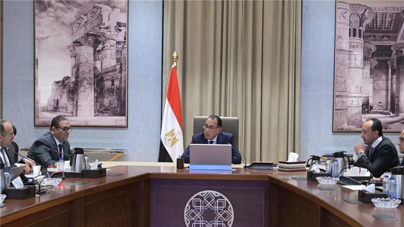 مدبولى يستعرض مع رئيس المقاولون العرب مشروعات الشركة في الداخل والخارج