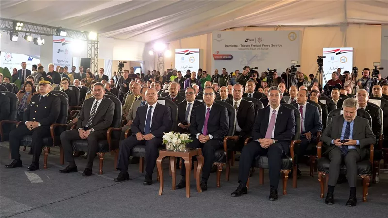 مدبولى يتفقد الأوناش العملاقة بمحطة حاويات 