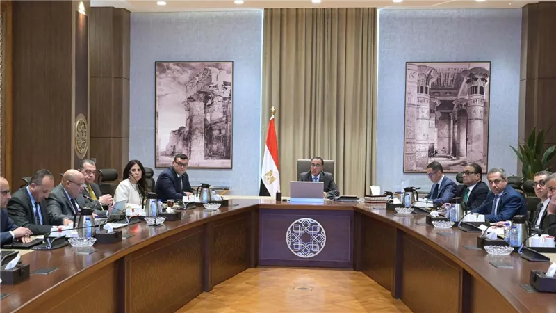 مدبولي يناقش مسودة قانون إنشاء مناطق المال والأعمال في مصر