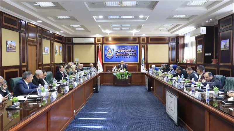مجلس جامعة دمنهور يناقش خطة مواجهة موسم الأمطار